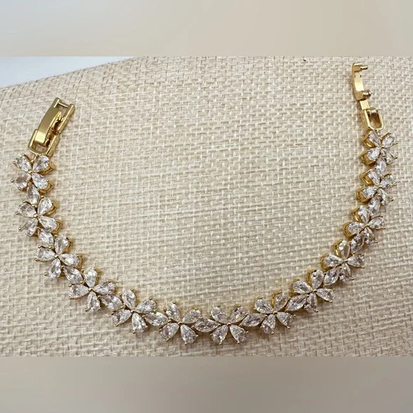 New never worn no tags GORGEOUS Gold Floral Tennis type bracelet - Picture 1 of 1